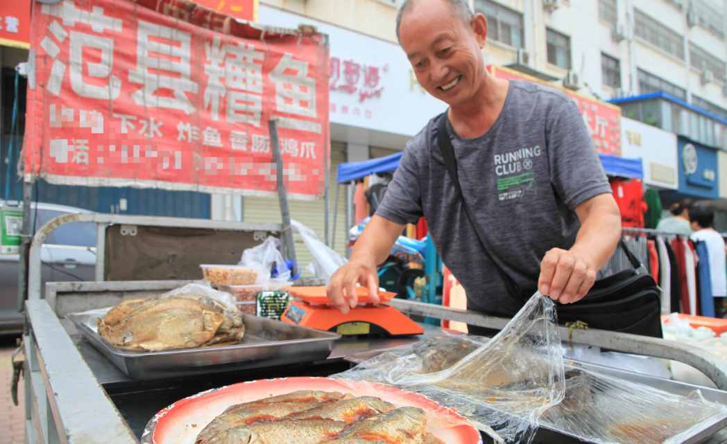 濮阳大爷街头卖非遗美食，铁锅炖鱼，细火慢熬一整夜，客人带刺吃