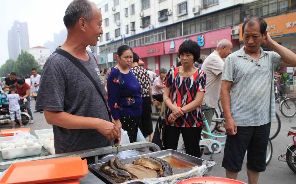 濮阳大爷街头卖非遗美食，铁锅炖鱼，细火慢熬一整夜，客人带刺吃
