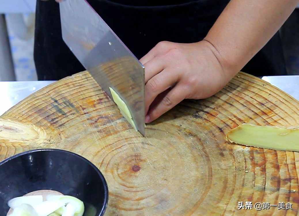 千张豆腐怎样做才好吃，厨师长分享这个技巧，豆腐鲜嫩又劲道
