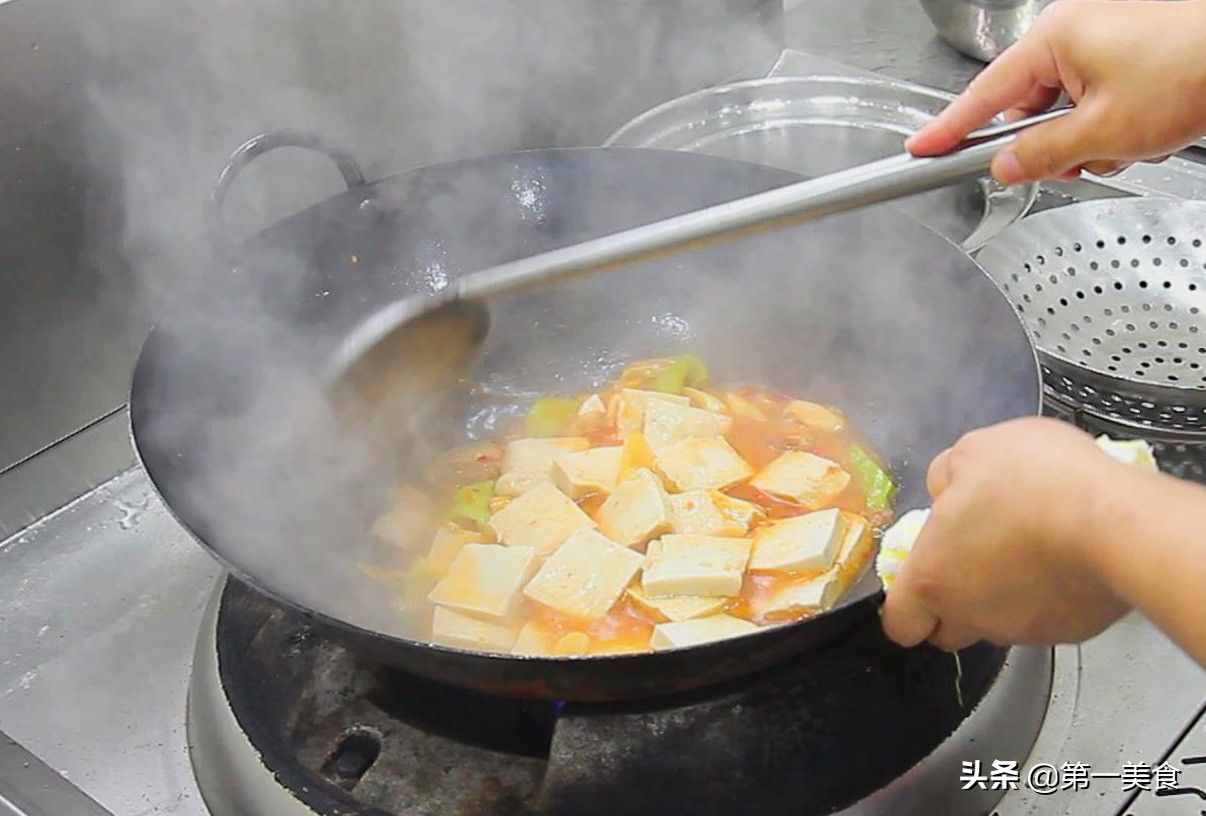 千张豆腐怎样做才好吃，厨师长分享这个技巧，豆腐鲜嫩又劲道