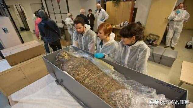 考古学家发现了世界第一具怀孕的木乃伊