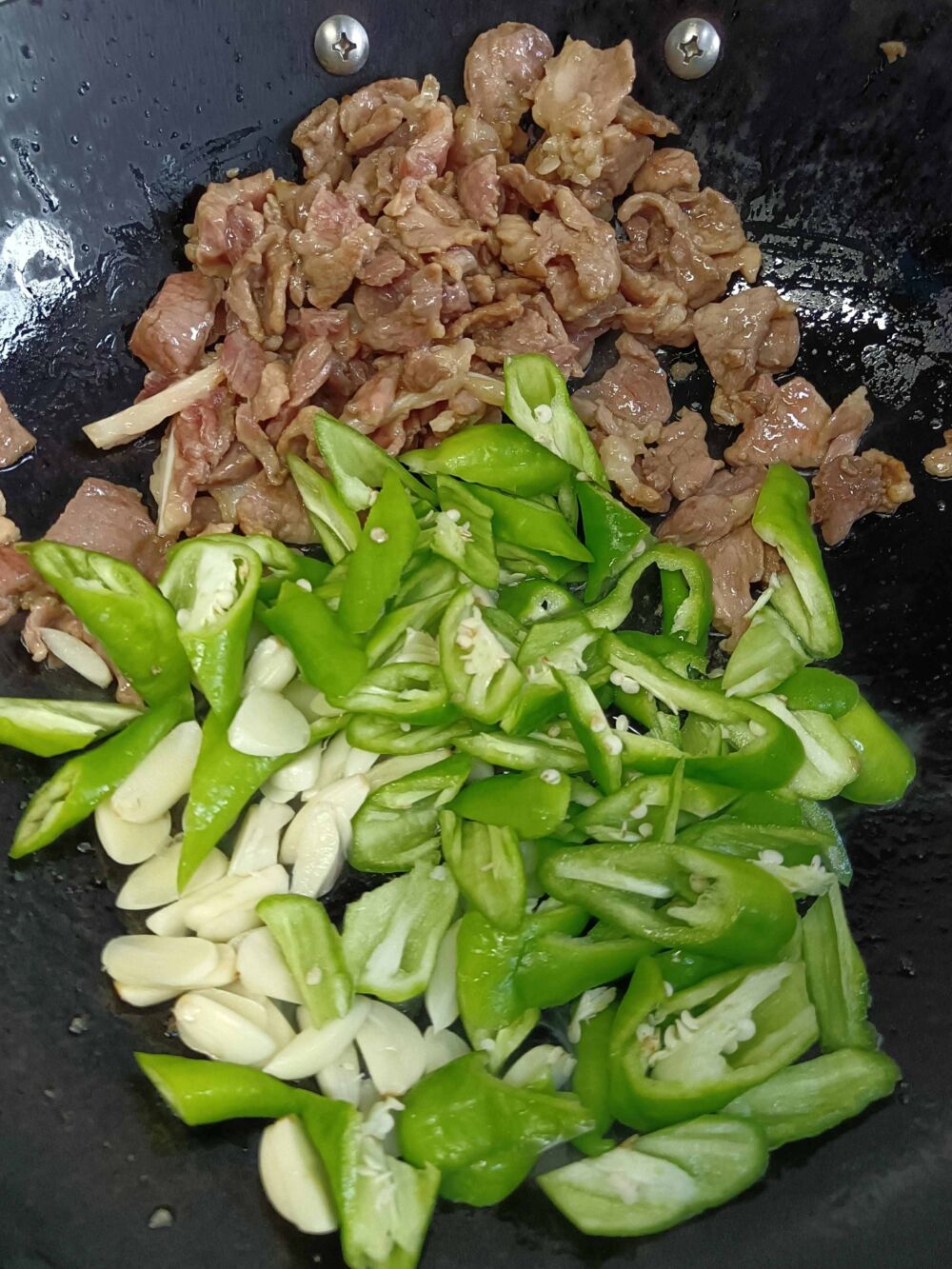湖南人辣椒炒肉的家常做法，秘诀就在于这个小技巧，超级好吃下饭
