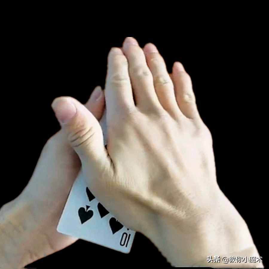 教你扑克牌手法小魔术，用手随便搓搓牌，扑克牌就立即变脸了