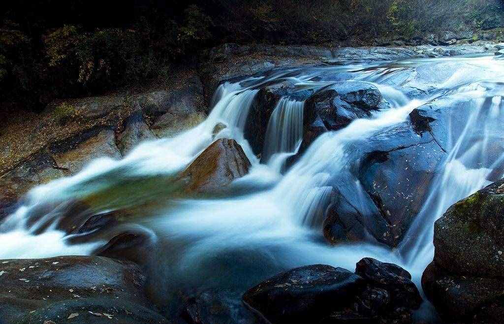 唐诗闲读：“明月松间照，清泉石上流”