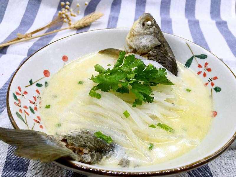 鱼汤的10种做法，鲜美可口有营养，秋冬季节热乎乎喝一碗，全身暖