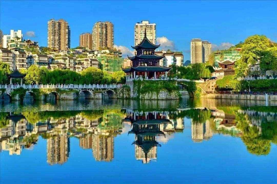 中国十大避暑之城，夏天温度25℃左右，基本用不到空调