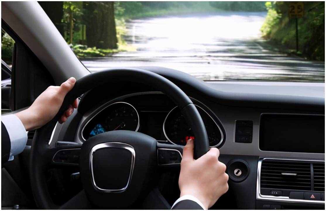 新手上路隐患多，学会这些驾驶技巧，开车时提升安全系数