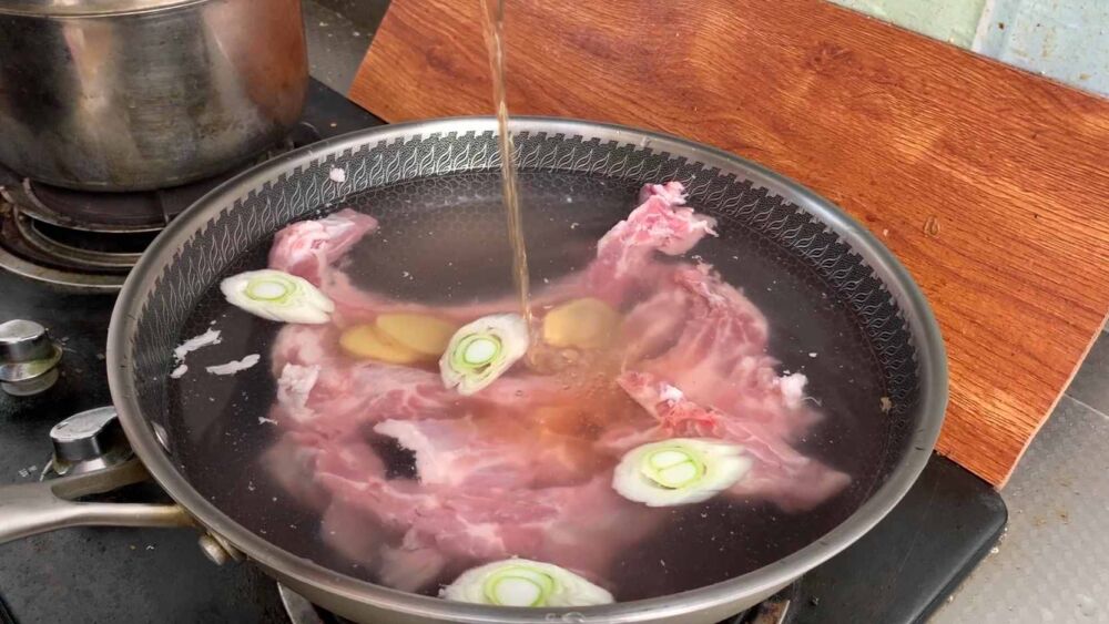 煮猪肉炖排骨，记住“3不放”的窍门，肉香十足无腥味，还不油腻