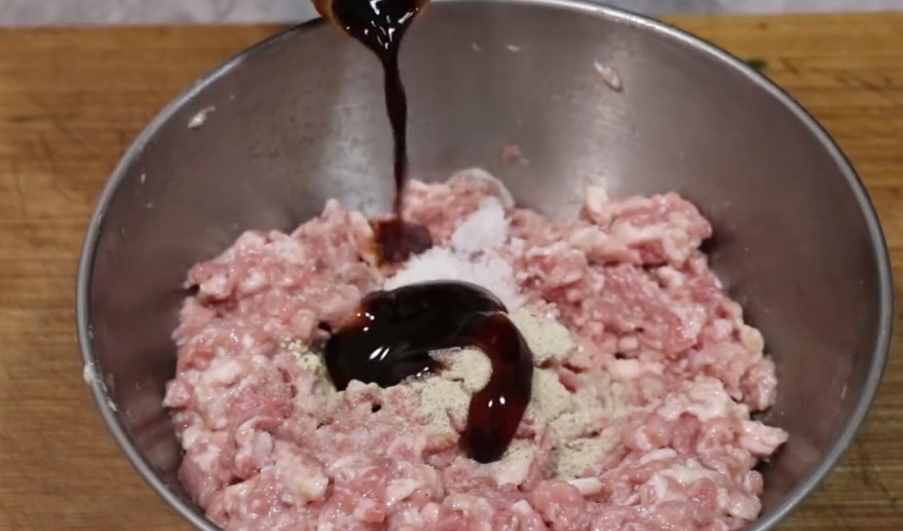 红烧狮子头的正确做法，调肉馅是关键，软糯入味，连吃3个都不腻