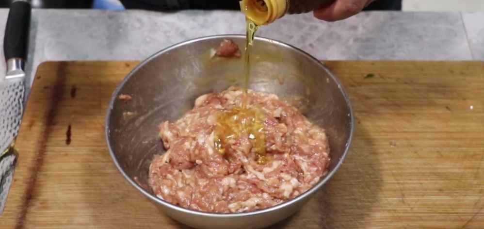 红烧狮子头的正确做法，调肉馅是关键，软糯入味，连吃3个都不腻