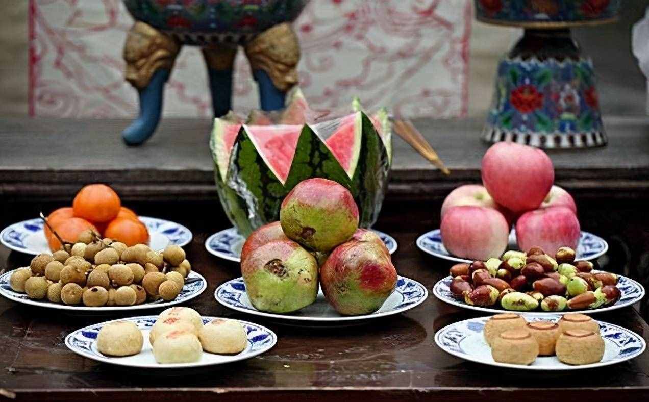 我国中秋节的传统习俗及各地不同的风俗，构成一个完全的中秋节