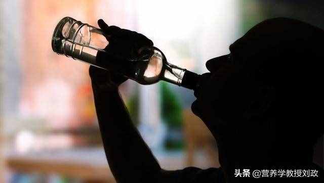 酒到底对健康有哪些危害？说葡萄酒保护心脏，可以适量饮吗？