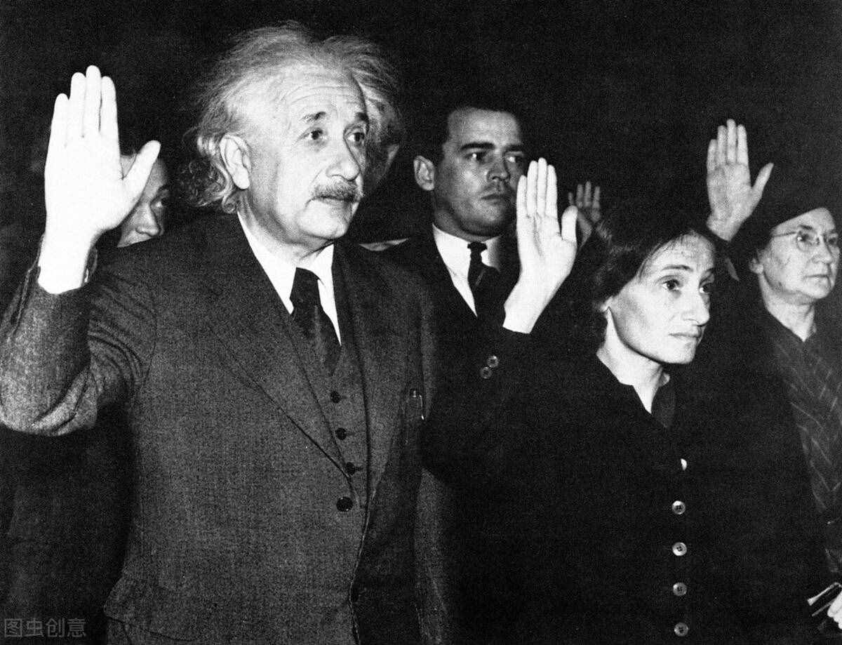 爱因斯坦是如何让普通人理解相对论的？