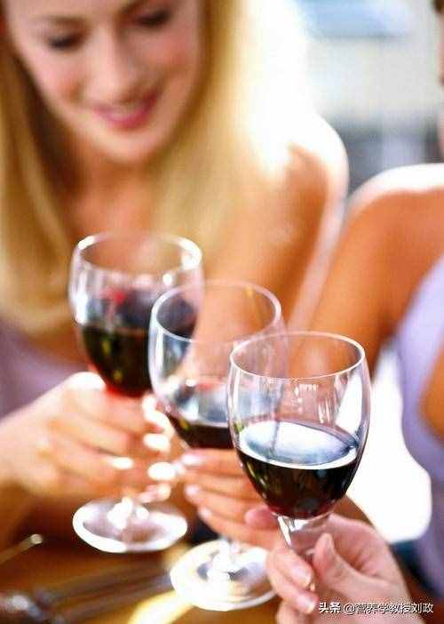 酒到底对健康有哪些危害？说葡萄酒保护心脏，可以适量饮吗？