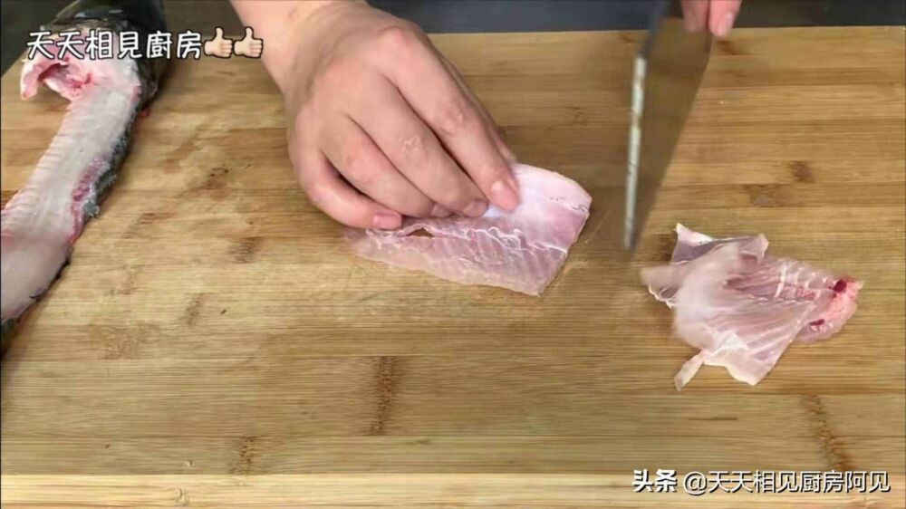 大厨教你酸菜鱼的正确做法，鱼片滑嫩无腥味，酸菜爽可又下饭