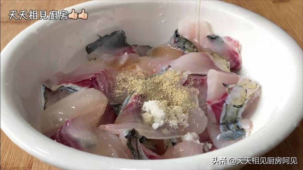 大厨教你酸菜鱼的正确做法，鱼片滑嫩无腥味，酸菜爽可又下饭