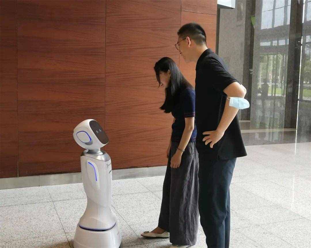 人机交互新体验！科沃斯商用机器人亮相世界人工智能大会