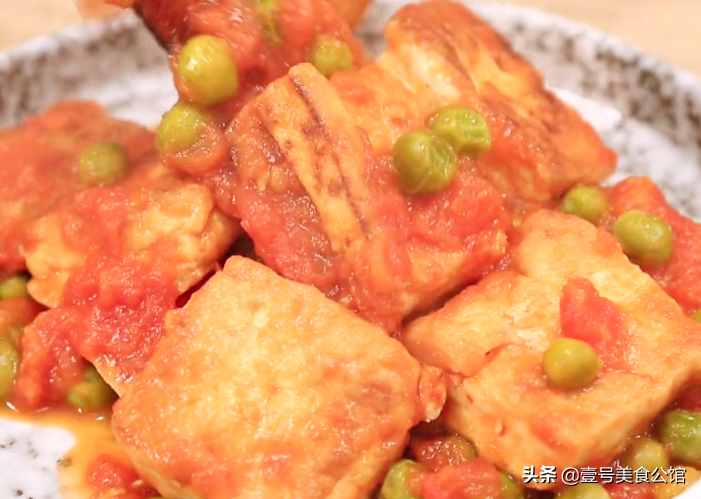 豆腐搭配西红柿一起炒，鲜嫩多汁有营养，简单好吃，家人特喜欢