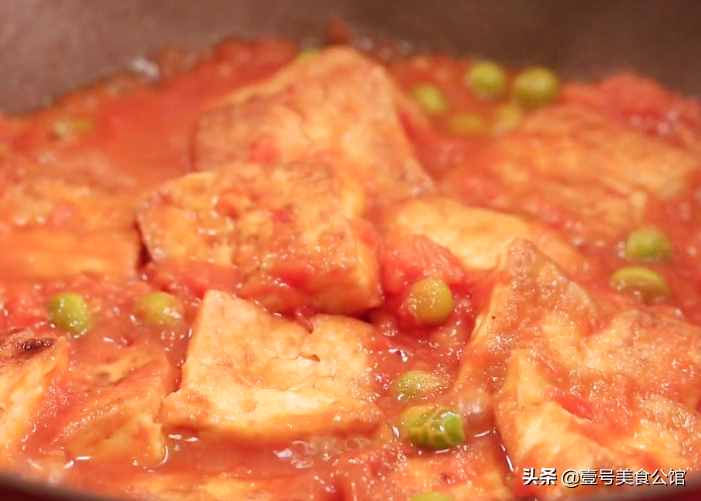 豆腐搭配西红柿一起炒，鲜嫩多汁有营养，简单好吃，家人特喜欢