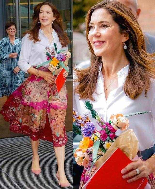 丹麦王储妃玛丽，穿花卉元素裙装，温柔女人味十足
