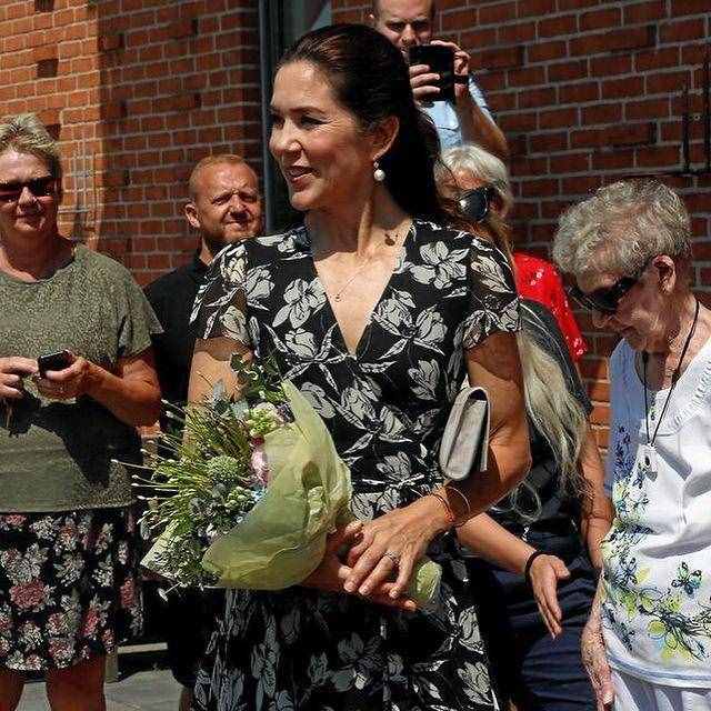 丹麦王储妃玛丽，穿花卉元素裙装，温柔女人味十足