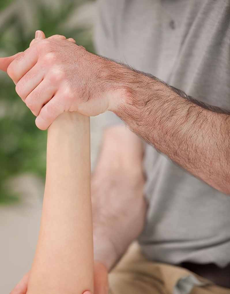 出现腕关节疼痛等症状要做什么检查？