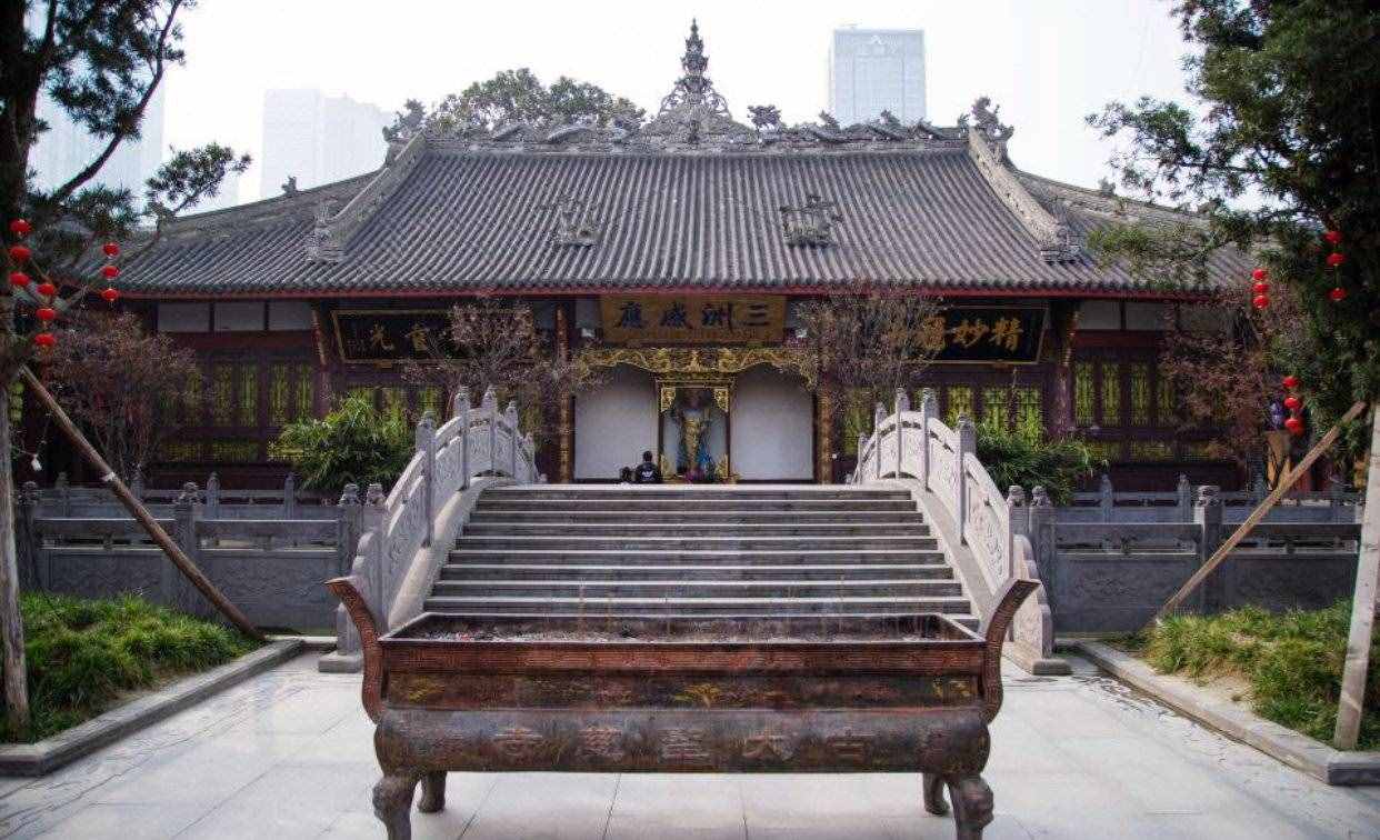 江南唯一的悬空寺，屹立几百年依然不倒，还拥有全国最大天然立佛
