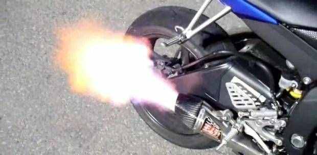 摩托车排气管总是会“放炮”，是怎么回事？