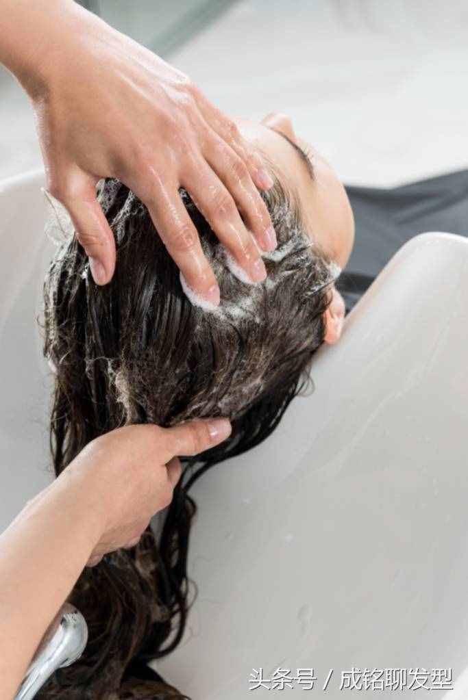 烫发后几天才能洗头？发型师告诉你正确的洗头方法