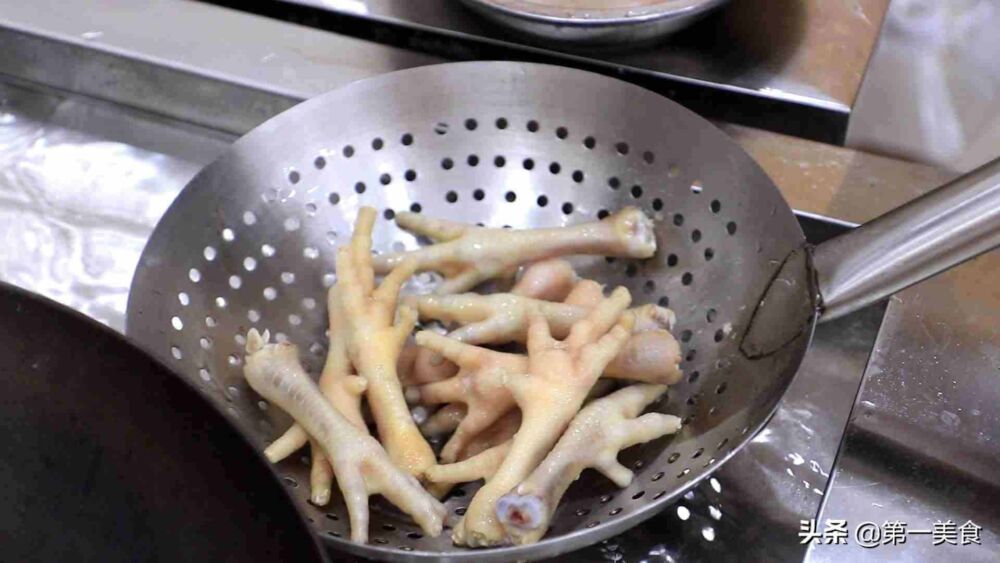 大厨教你做酱香鸡爪，这个方法做出的鸡爪，特别的入味越吃越香