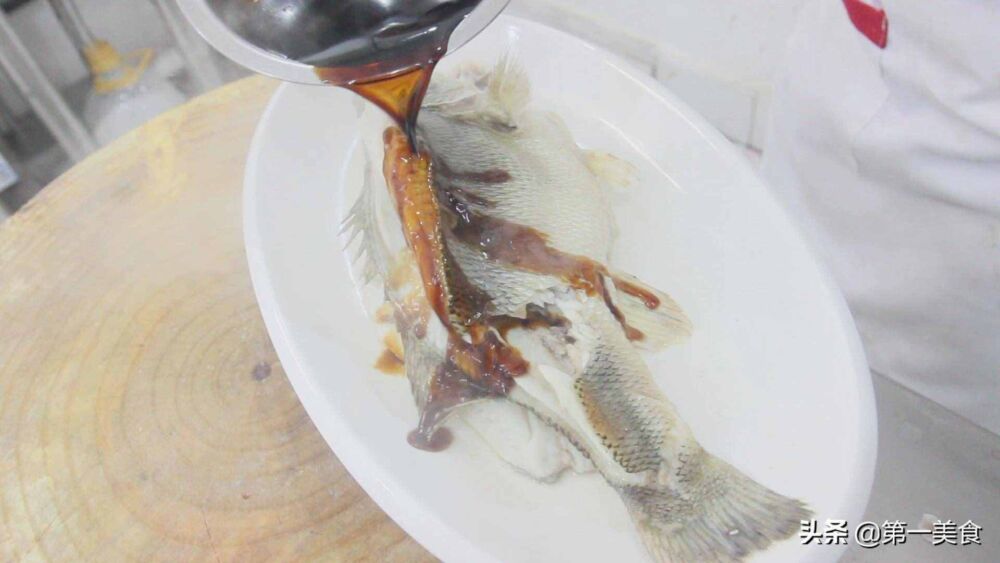 清蒸鲈鱼的正宗做法，清淡无油，鱼肉鲜嫩，营养丰富