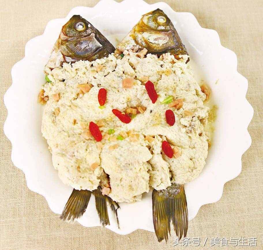 湖南传统名菜芙蓉鲫鱼，蛋清生时透明滑亮，熟时洁白软嫩
