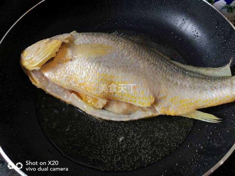 大厨教你炖黄花鱼，去腥又好吃，连盘子都要舔干净！