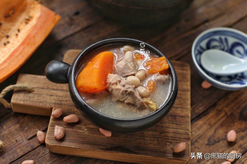 广东人都爱用鸡脚煲汤，搭配这2样，味道清甜有胶质，常喝皮肤好