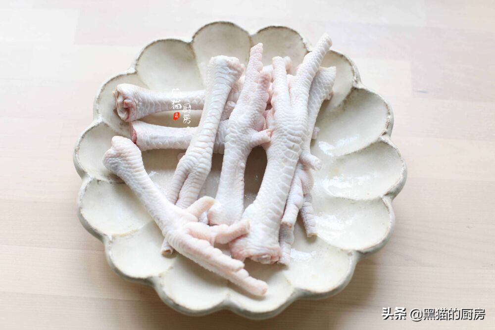 广东人都爱用鸡脚煲汤，搭配这2样，味道清甜有胶质，常喝皮肤好