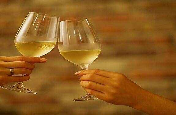 白葡萄酒怎么喝最好，干白葡萄酒有什么功效？