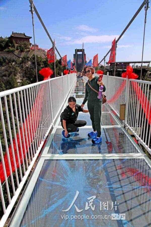 山西临汾：晋南首座5D高空玻璃吊桥对外开放