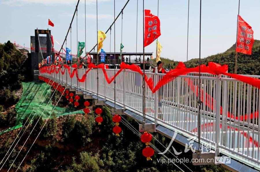 山西临汾：晋南首座5D高空玻璃吊桥对外开放