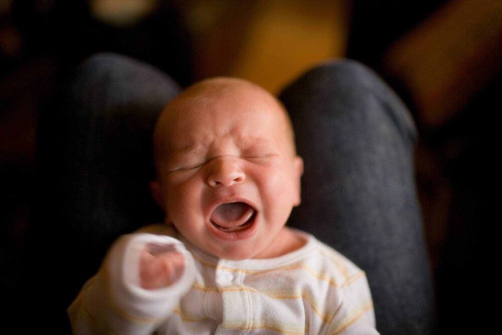 小婴儿哭闹不休，大多事出有因，妈妈不上心会错过娃的发育期