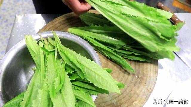 川菜师傅教你正宗水煮牛肉做法，麻辣爽口又下饭，太香了