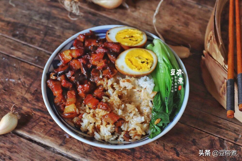 想吃台湾卤肉饭要这样做，盛饭的时候盖浇一匙，不仅饭香还特好吃