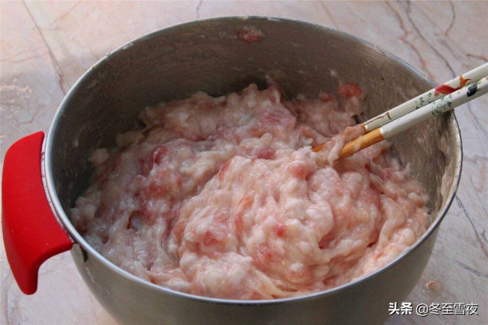 鱼肉馅的饺子怎样做好吃？教你小技巧，鱼肉不腥味道鲜，汁水十足
