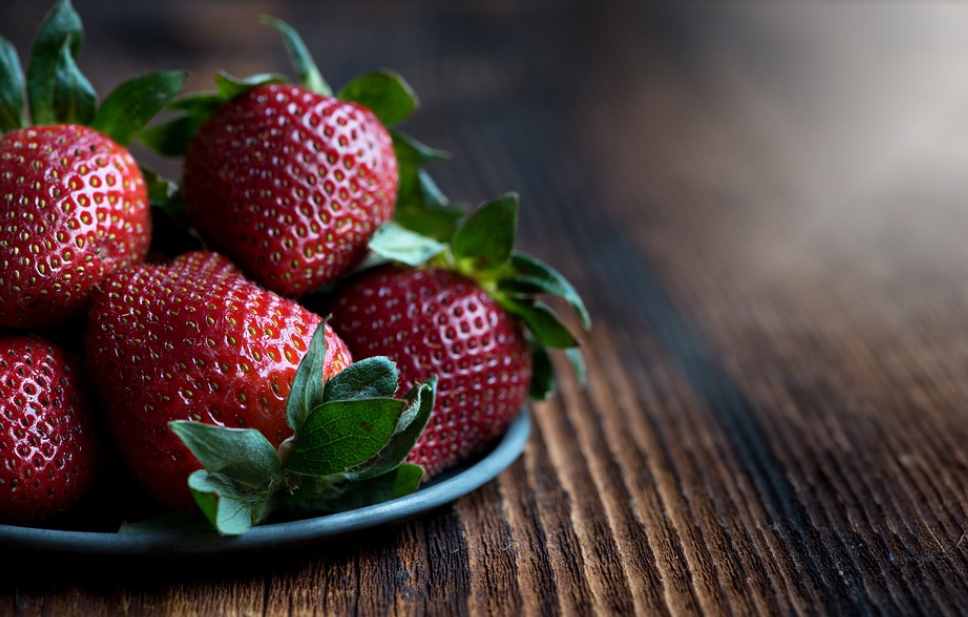草莓护肤又通便，但怎样才能洗干净呢？