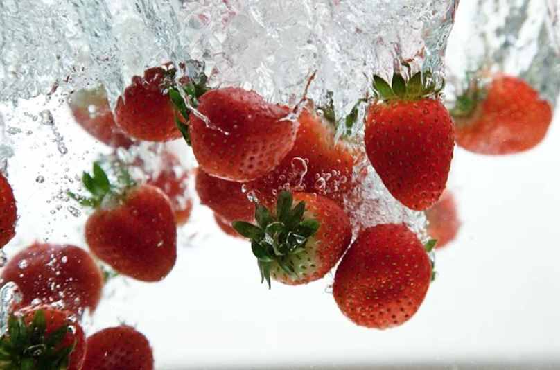 草莓护肤又通便，但怎样才能洗干净呢？