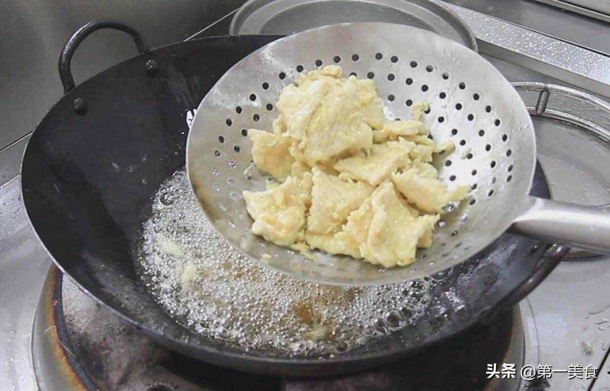 锅包肉家常做法，酸甜酥脆不回软，色泽金黄，上桌抢着吃