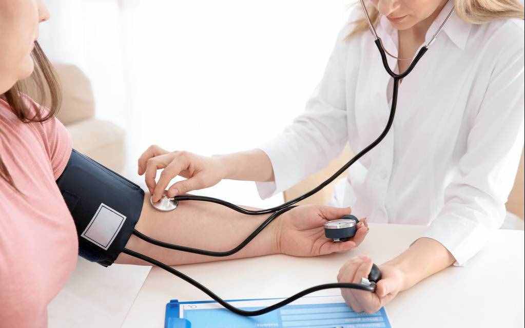 高血压4个分级标准是什么？哪个范围属于高血压的理想区间值？