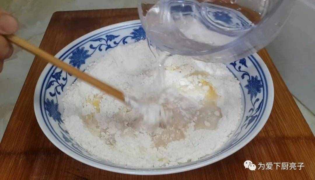 自制葱油饼的做法，锅里一烙，柔软劲道不油腻，比手抓饼好吃