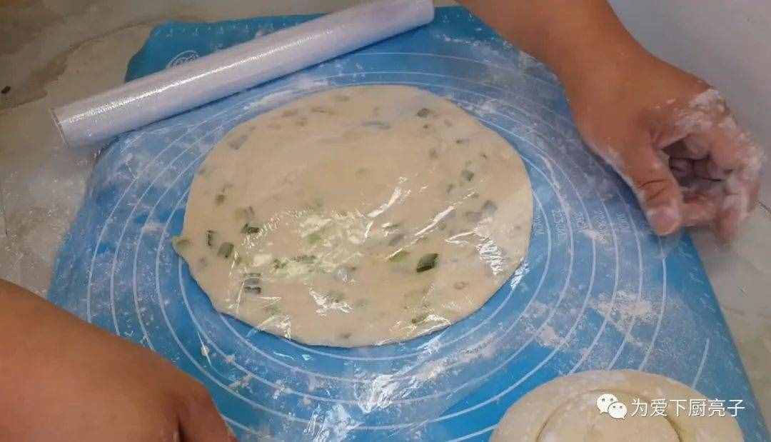 自制葱油饼的做法，锅里一烙，柔软劲道不油腻，比手抓饼好吃