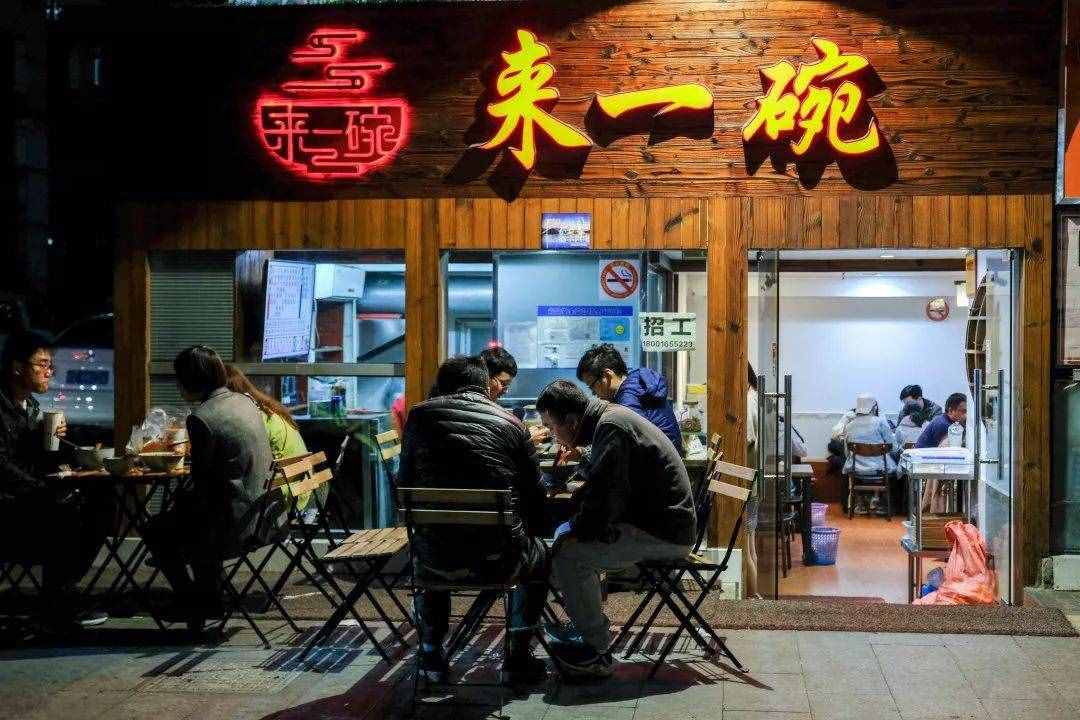 上海最便宜的美食街，短短的2.5公里，藏了近千家的美食