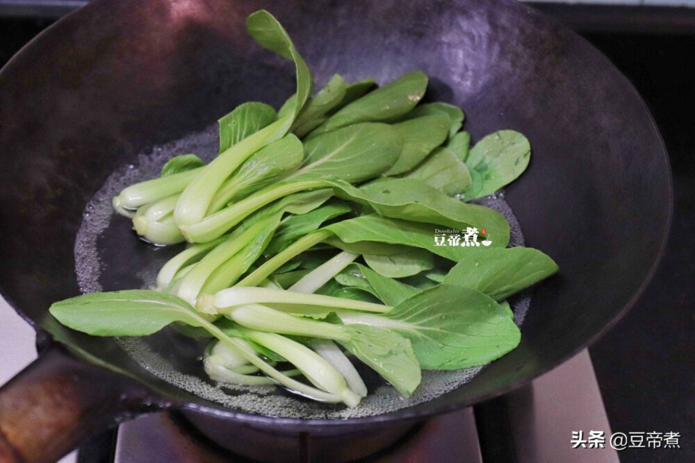 想吃台湾卤肉饭要这样做，盛饭的时候盖浇一匙，不仅饭香还特好吃